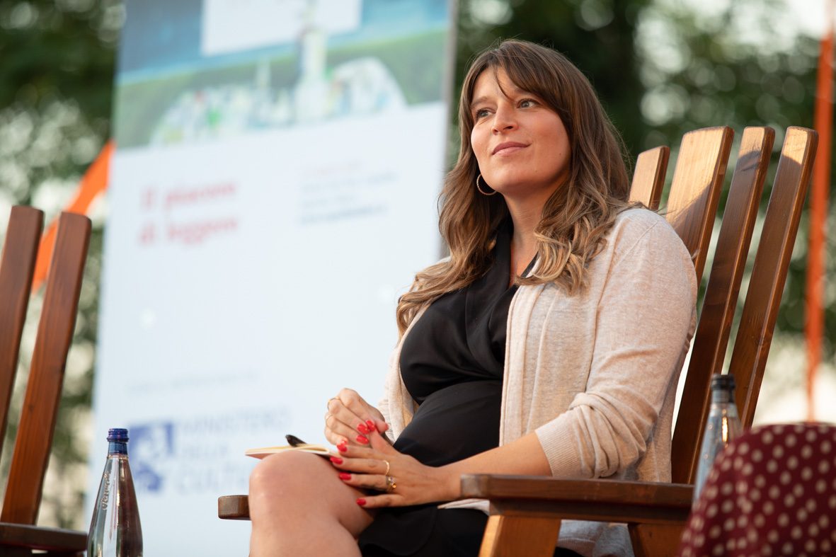 Martina Carone sul palco durante un incontro pubblico